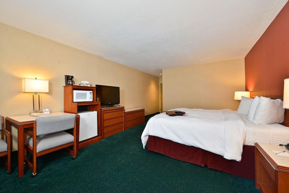 Hampton Airport Hotel 3*