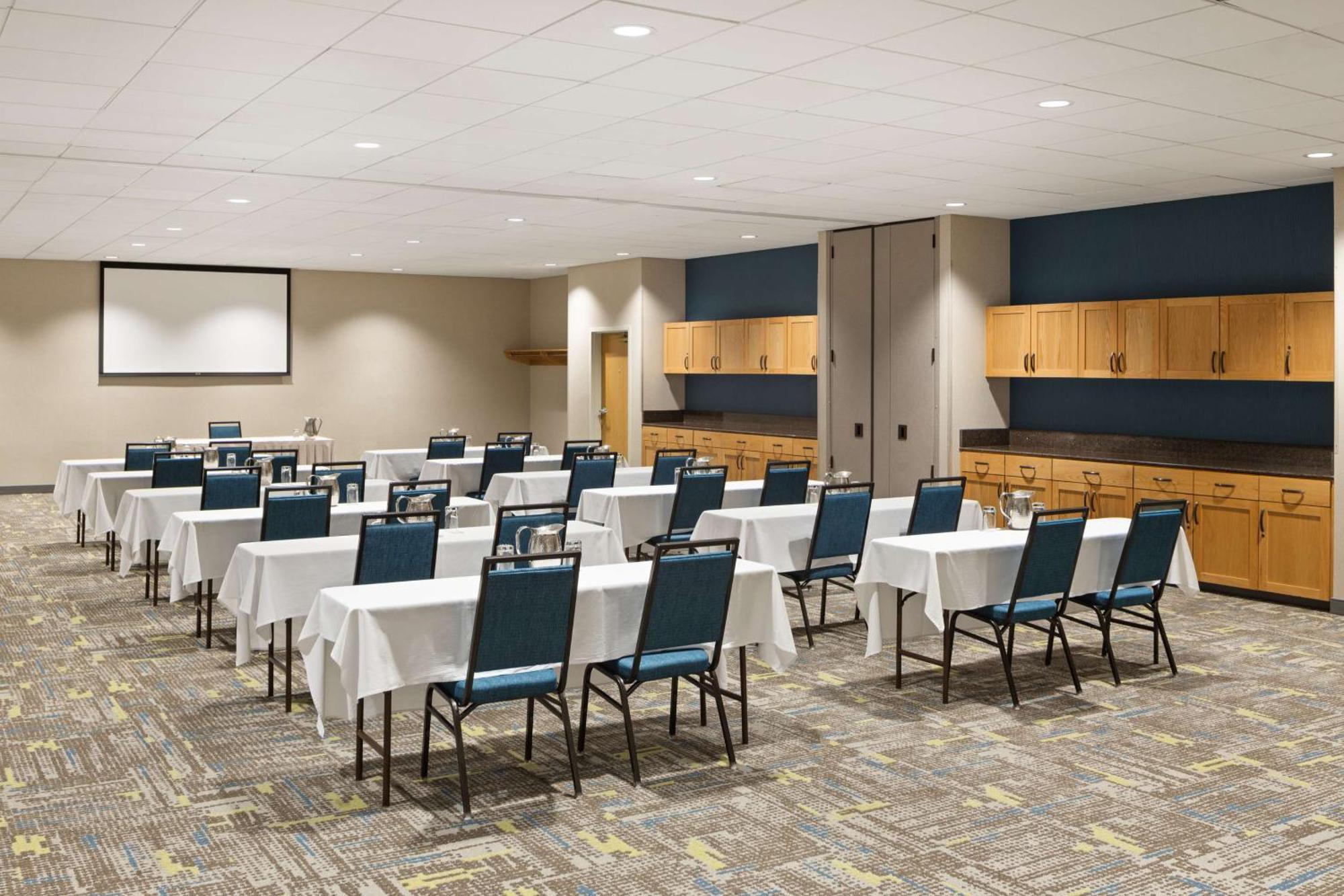 Hampton Airport Hotel 3*